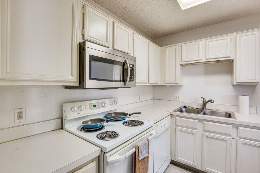 Building Photo - 8750 Park Ln