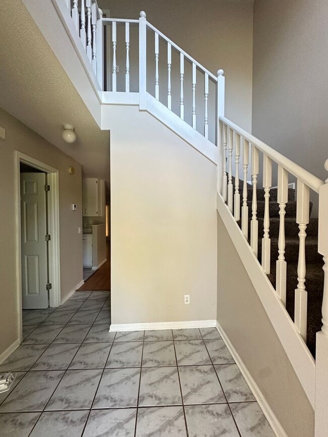 Building Photo - Briarwood West!!!  1/2 OFF FIRST MONTH REN...
