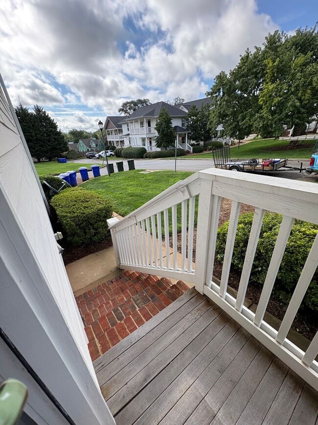 Building Photo - 3 Bedroom 2 Bath home  a few minutes from ...
