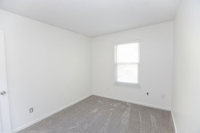 Building Photo - "Charming Kempsville Lake Townhome – Great Amenities & Location!"