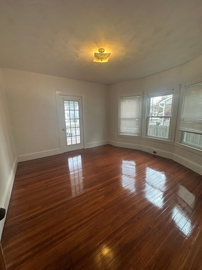 Building Photo - Beautiful 2 Bedroom