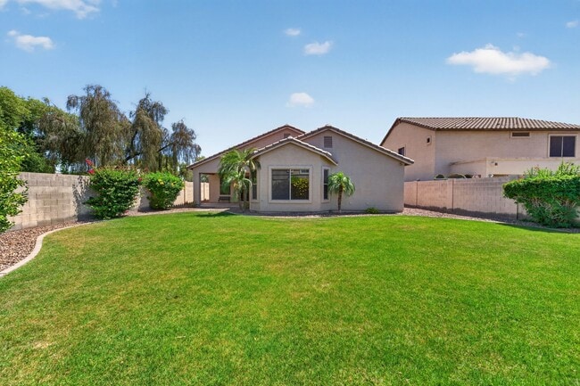 Building Photo - Spacious Gilbert Corner Lot Rental with 4 Bedrooms, Vaulted Ceilings & Private Backyard Retreat