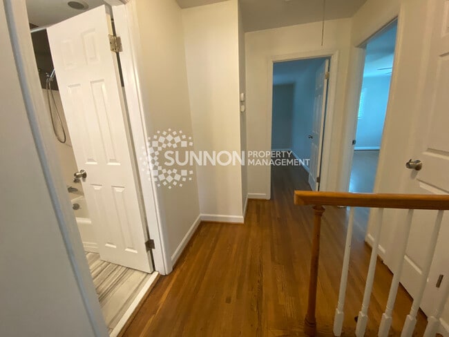 Building Photo - Charming 3 bed, 2.5 bath