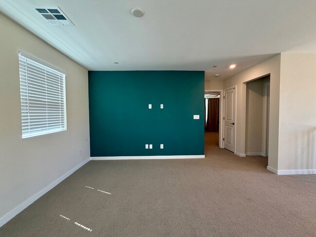 Building Photo - GORGEOUS 4 BED 3 BATH 2 CAR GARAGE SINGLE FAMILY HOME W/ LOFT, VAULTED ENTRYWAY, BACKYARD, AND BE...