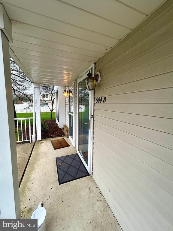 Building Photo - 904B Oliphant Ln