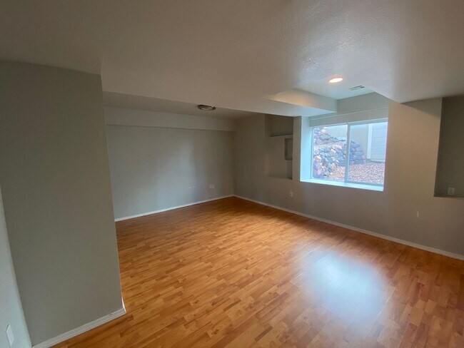 Building Photo - 5 Bedroom/ 3 Bath Home