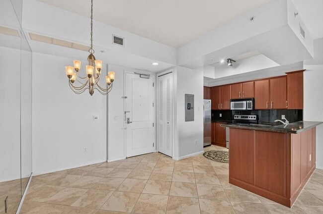 Building Photo - 403 S Sapodilla Ave