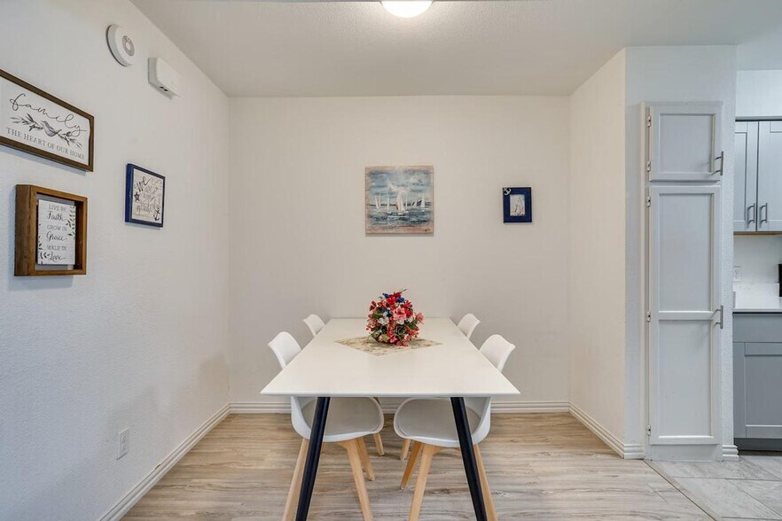 Building Photo - 6648 E Lovers Ln