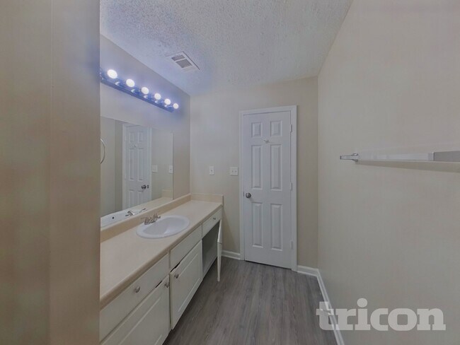 Building Photo - 2024 Meadow Glen Cir