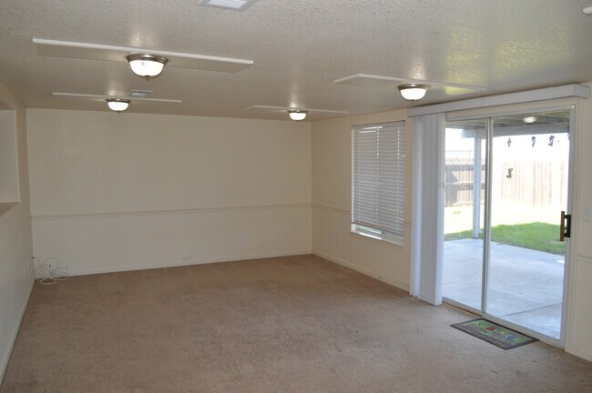 Building Photo - 15290 Sunset Dr