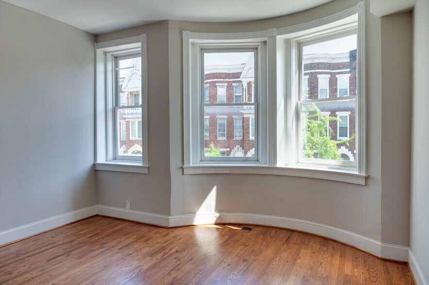 Building Photo - 418 E 22nd St