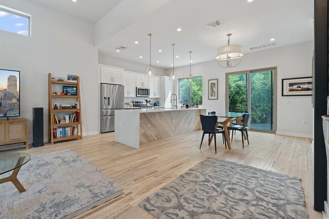 Building Photo - 2711 Willow St