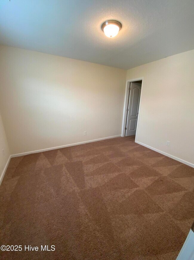 Building Photo - 909 Roswell Ln
