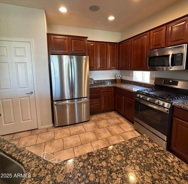 Building Photo - 41520 N River Bend Ct