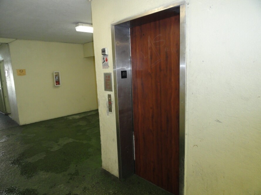 Building Photo - 1825 W 56th St