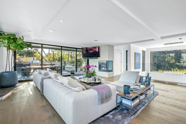 Building Photo - Prestigious Hollywood Hills Home for Rent