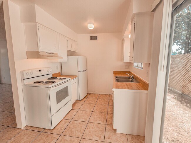 Building Photo - 1 month free rent move in promotion! Don't...