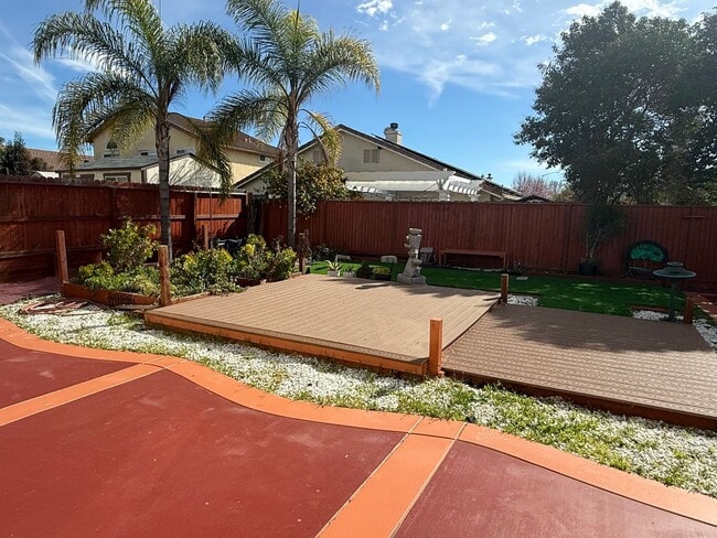 Building Photo - Hollister-Beautifully Updated 4BD/3BA Home with Garden Backyard in Prime Hollister Location