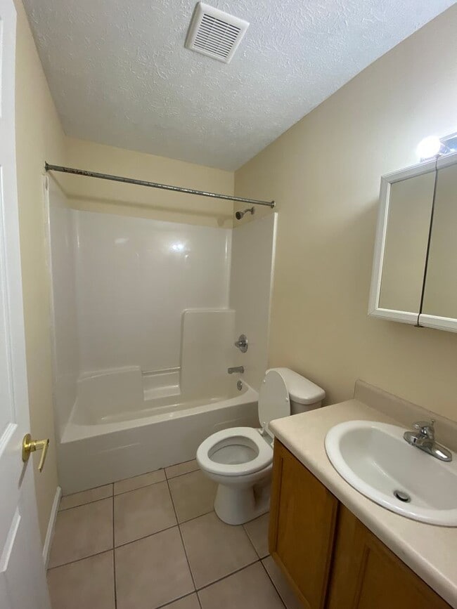 Building Photo - 2 Bdr/2bath townhome, great location!