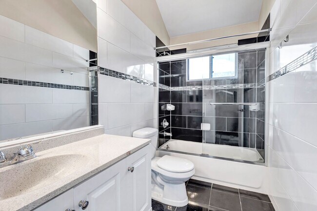 Building Photo - Spacious Home in Castle Rock