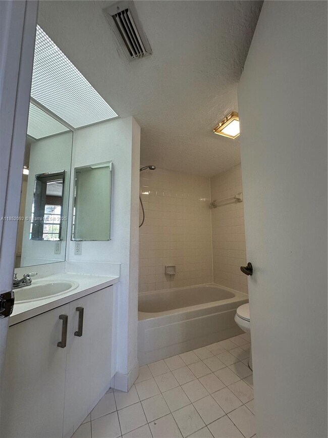 Building Photo - 2638 SE 20th Ct