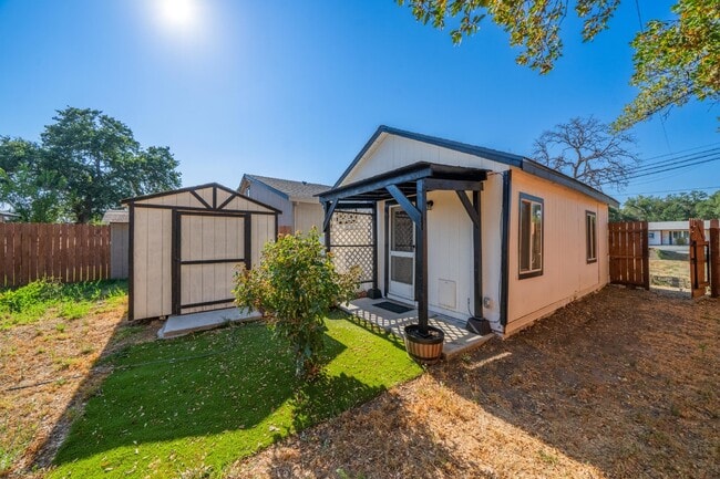 Building Photo - Adorable Studio Apt in Cottonwood - Dog Friendly! Available NOW!