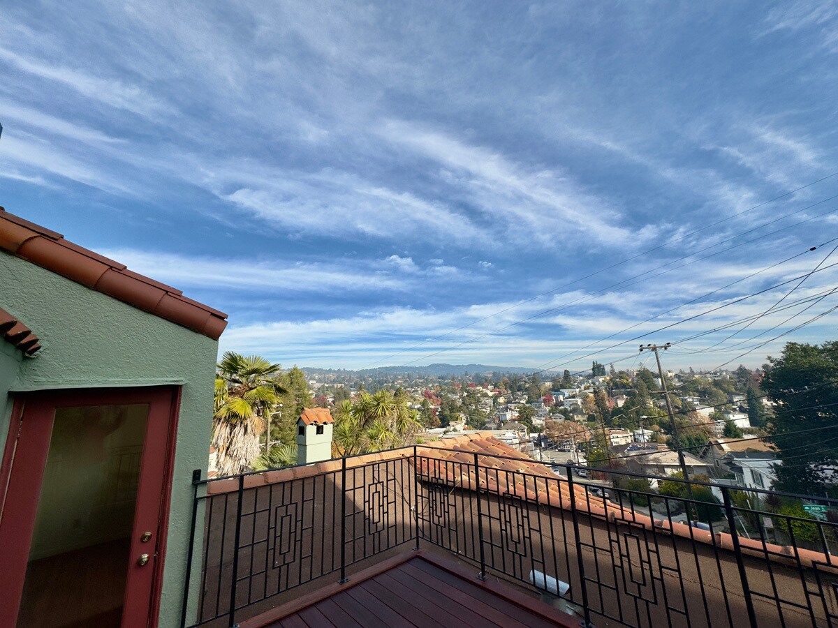 Building Photo - 645 Jean St