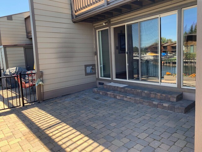 Building Photo - Secure your boat dock before summer!  Unfurnished 3 bed, 2 bath condo with marina and mountain vi...