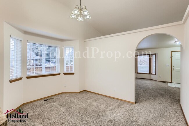 Building Photo - Lovely 3-Bedroom Hillsboro Home with A/C!