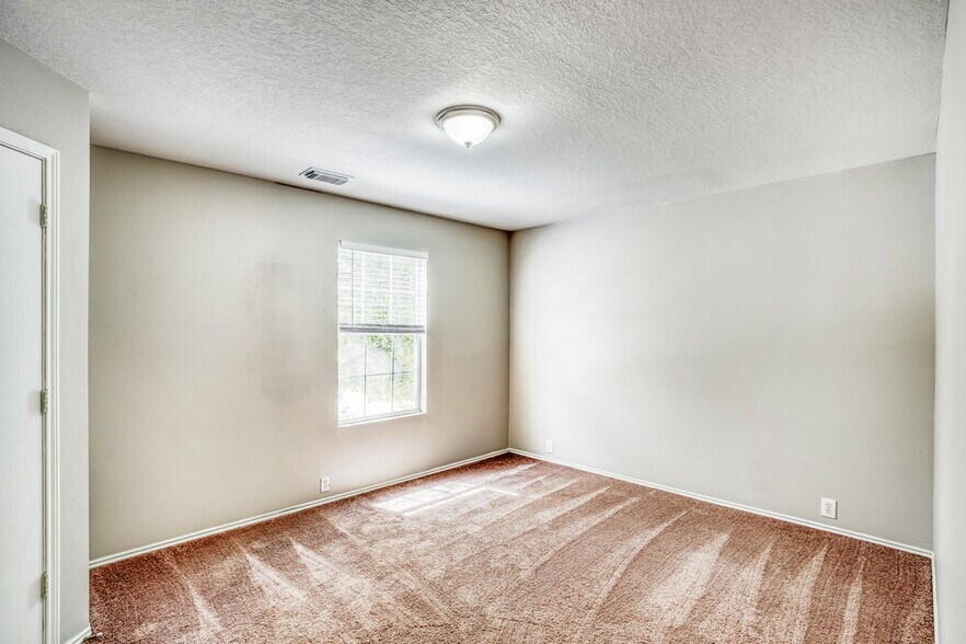 Building Photo - 914 Eagles Glide Dr