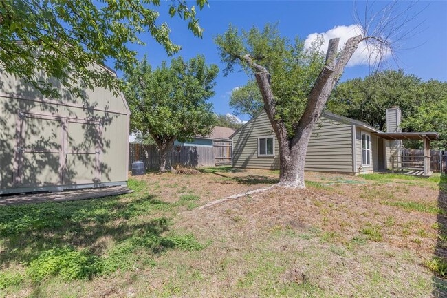 Building Photo - 909 Kavanagh Dr