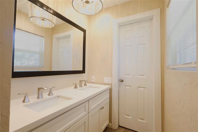 Building Photo - 1004 W Cayuga Dr