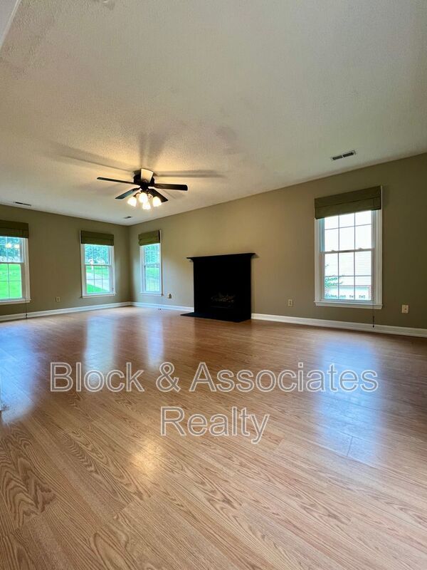 Building Photo - 1613 Round Hill Cir