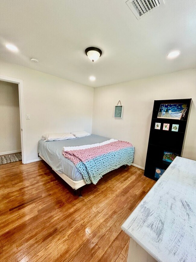 Building Photo - Gorgeous Fully Furnished 3 Bed/2 Bath Home...
