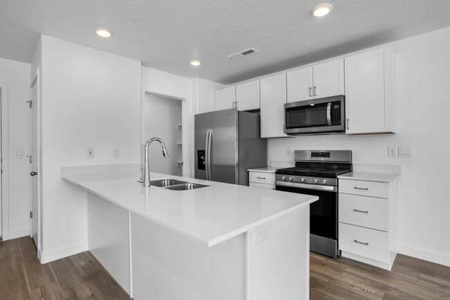 Building Photo - MOVE IN READY! 3 Bedroom townhome in long valley!