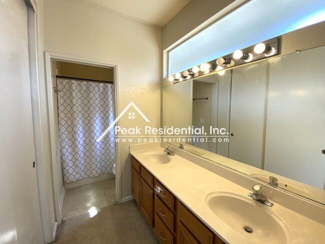 Building Photo - Charming 3 bd/2 ba Elk Grove Home!