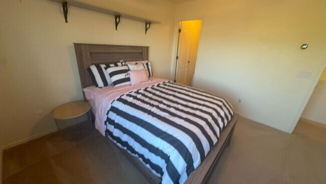 Building Photo - Horse Property in QC