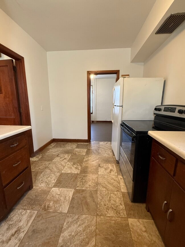 Building Photo - 825 9th Ave N