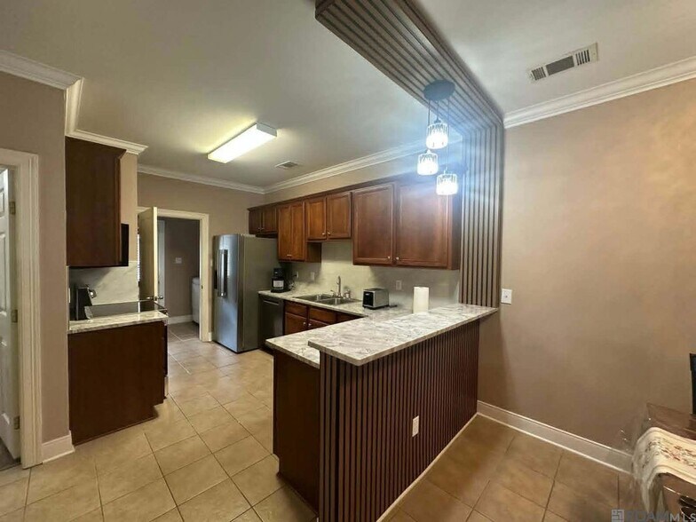 Building Photo - 10600 Lakes Blvd