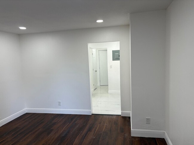 Building Photo - 230 SW 11th St