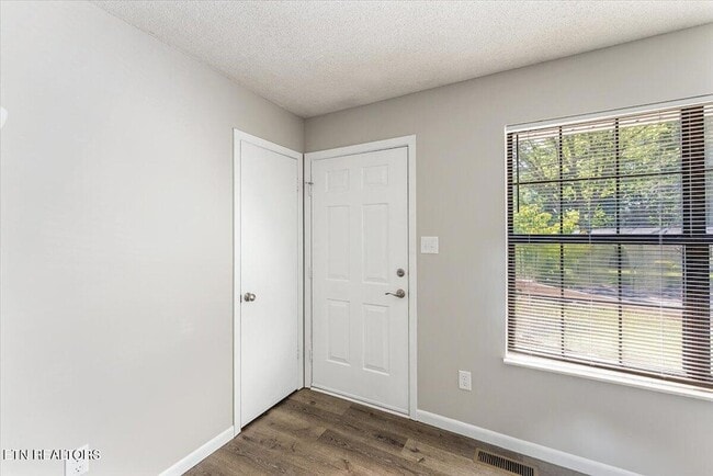 Building Photo - 5917 W Pine Ln