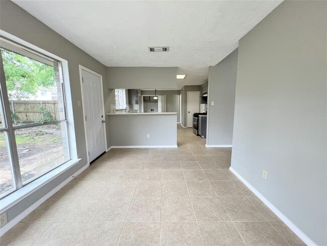 Building Photo - 2033 Sandy Knoll Dr