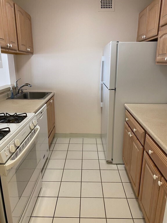 Building Photo - 99 Pond Ave