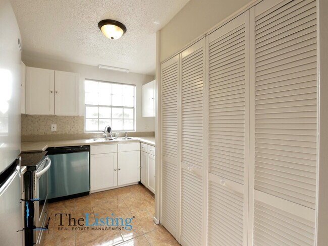 Building Photo - 408 Banyon Tree Cir