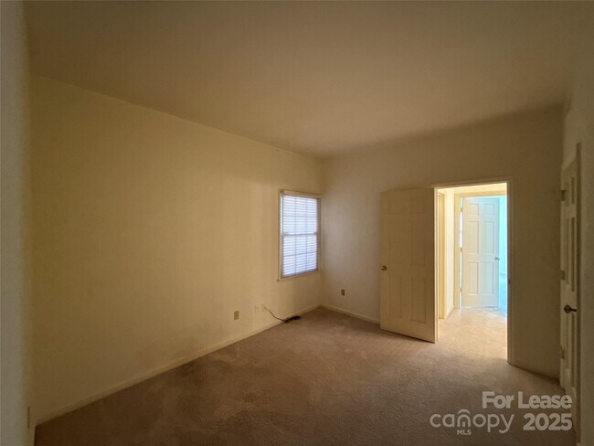 Building Photo - 1016 Queens Rd