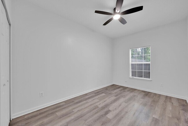 Building Photo - NEWLY RENOVATED 3 BEDROOM 2.5 BATHS TOWNHO...