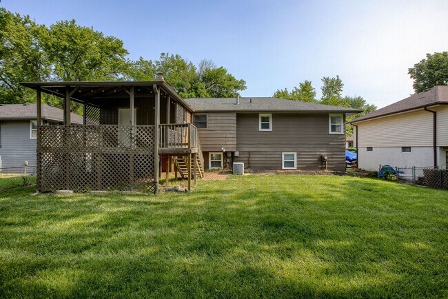 Building Photo - Spacious Split Entry with 2-Car Garage & Finished Basement!!