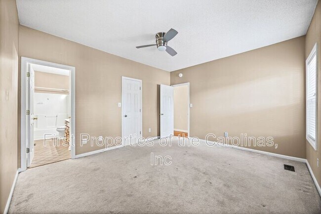 Building Photo - 215 6th St