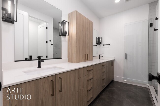 Building Photo - Beautiful 6 Bedroom 4.5 Bathroom Home in D...