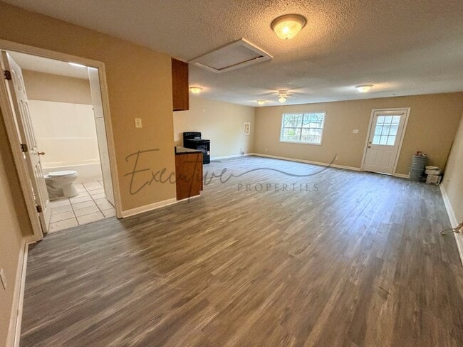 Building Photo - Updated Studio Apartment for $695 – New Ap...